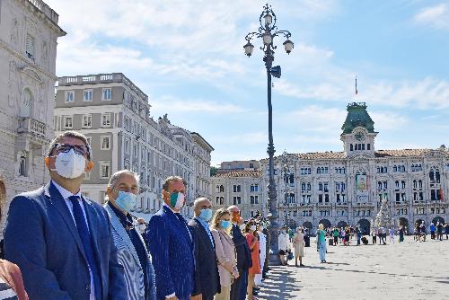 L'assessore regionale Pierpaolo Roberti (primo a sinistra) all'alzabandiera del 12 Giugno in piazza dell'Unità d'Italia